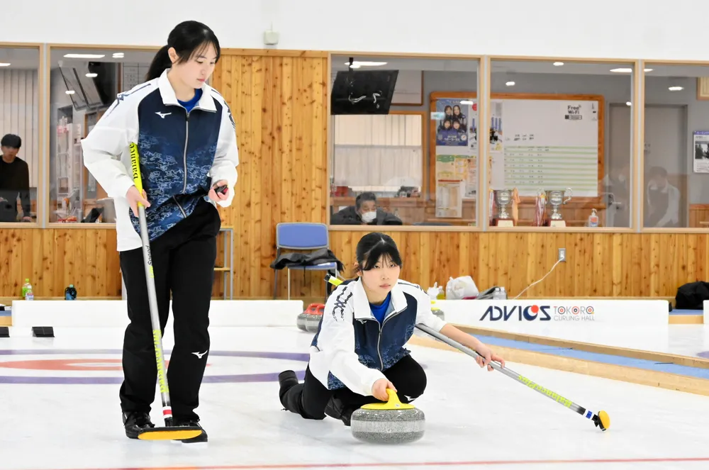 高校生、優勝狙いショット　北見・常呂で道新杯全道カーリング開幕