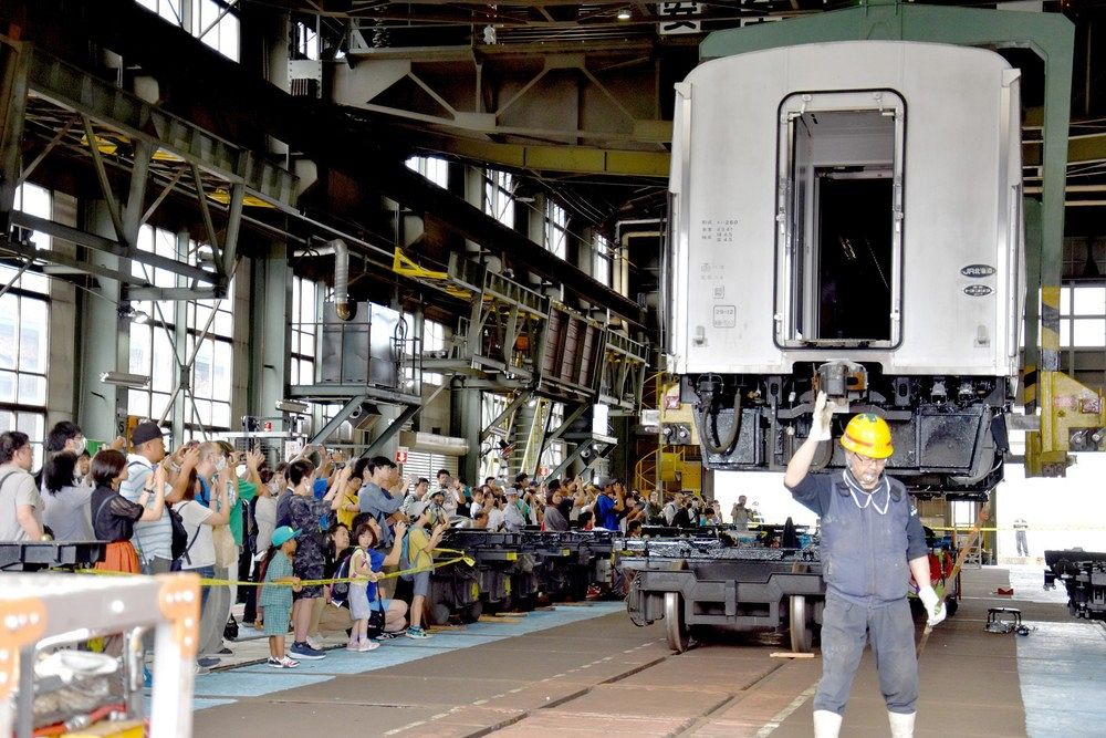 札幌・ＪＲ苗穂工場、４年ぶり公開 貴重な車両や作業を見学 ５２００人