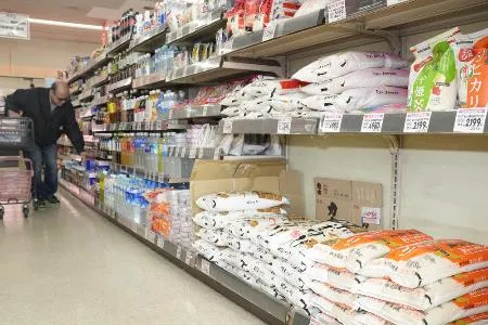 スーパーの店頭に並ぶコメ=4日