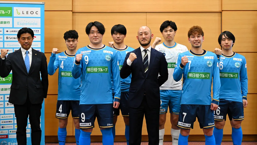 KINGKAZUフットサルエスポラーダ北海道Lサイン入り エスポラーダ北海道 5選手加入 F1で上位4位以内目指す：北海道新聞デジタル