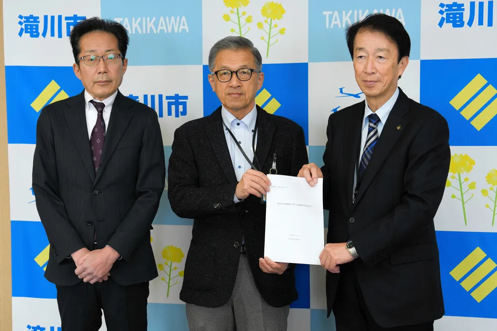 評価報告と提言書を渡す（左から）太田副委員長と高瀬委員長、前田市長