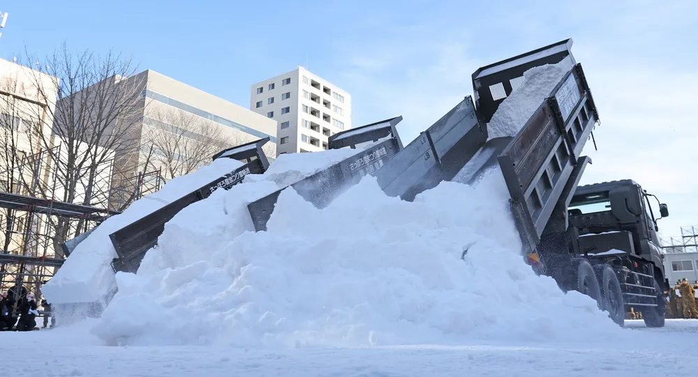 さっぽろ雪まつり用の雪搬入開始 少雪で後志管内からも：北海道新聞