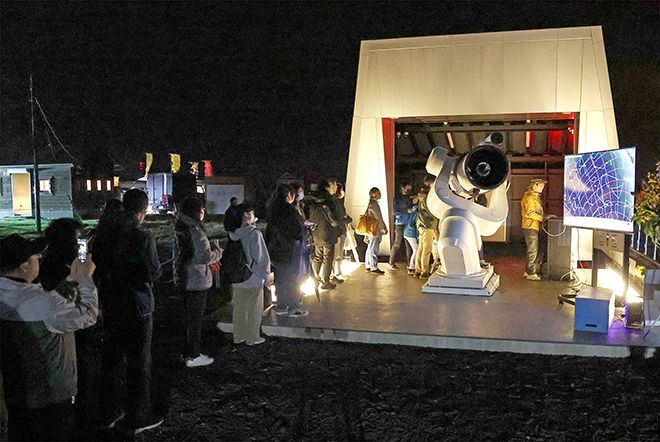 しんしのつ天文台オープンの日に、大型望遠鏡の前に長い行列をつくる村民ら＝３日、しんしのつ天文台（舘山国敏撮影）