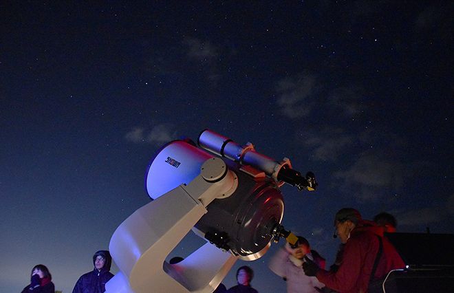 ４日に行われた観測会にも約２００人が来場。満天の星の下、望遠鏡をのぞきました（１秒露光）