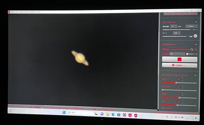望遠鏡に接続したモニターに映し出された土星（山本修さん撮影）