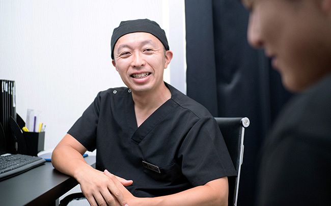 脱毛施術のカウンセリングを行うゴリラクリニックの稲見文彦総院長（十二会提供）