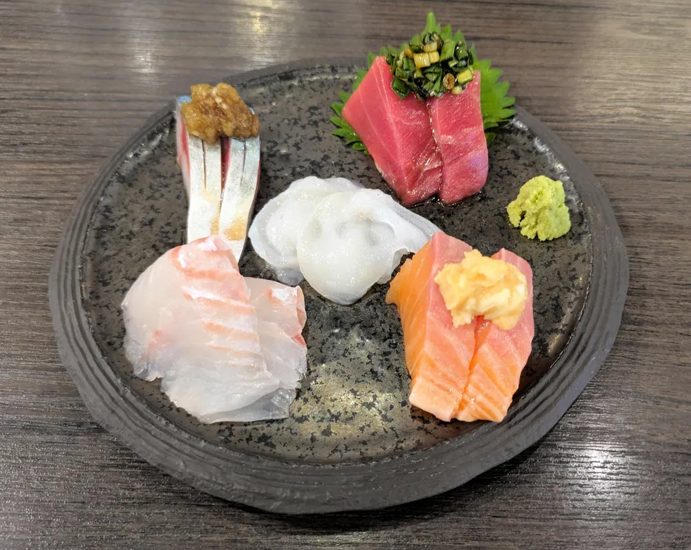 【札幌・東札幌】生本マグロも入って780円!? 採算度外視の「極上刺身5種盛り」に感動する人気居酒屋「もえぎ」＜MYタウン白石区＞