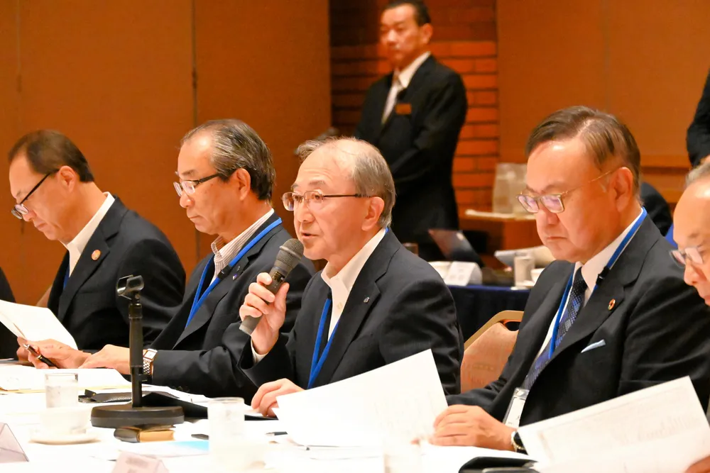 宇宙関連の取り組みなどを説明する北海道経済連合会の藤井裕会長（中央）