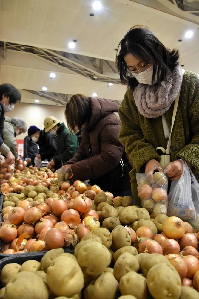 野菜の詰め放題「お得に感じる」 札幌で「にぎわい市場」：北海道新聞デジタル