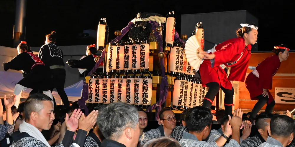 威勢良く祭り会場内を練り歩き、祭りを盛り上げた「石炭みこし」