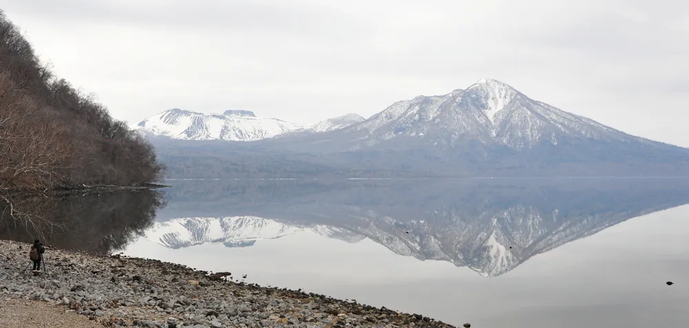 春の湖面に山並みくっきり 支笏湖で「水鏡」：北海道新聞デジタル