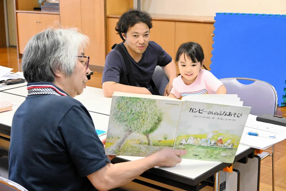 絵本朗読などを通じて水の事故防止策を学んだ講座
