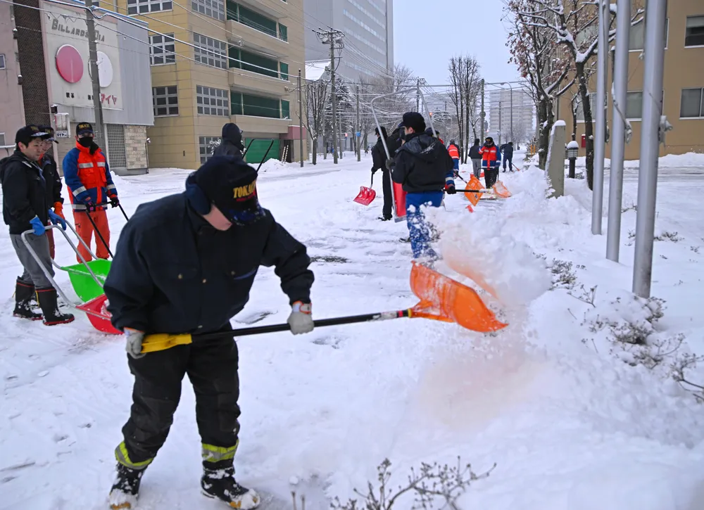 積雪ゼロ一転、銀世界の帯広 市民ら雪かき：北海道新聞デジタル