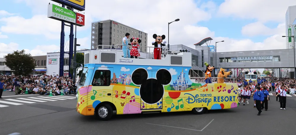 千歳・空港開港100周年 記念パレードに7万人 ディズニーキャラも登場