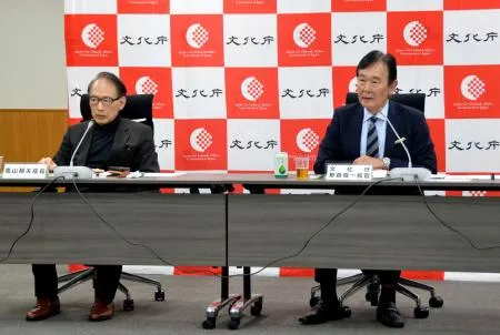 日本の小説や雑誌を世界市場に売り込む戦略を議論する協議会で、あいさつする都倉俊一文化庁長官（右）=12日午後、文科省