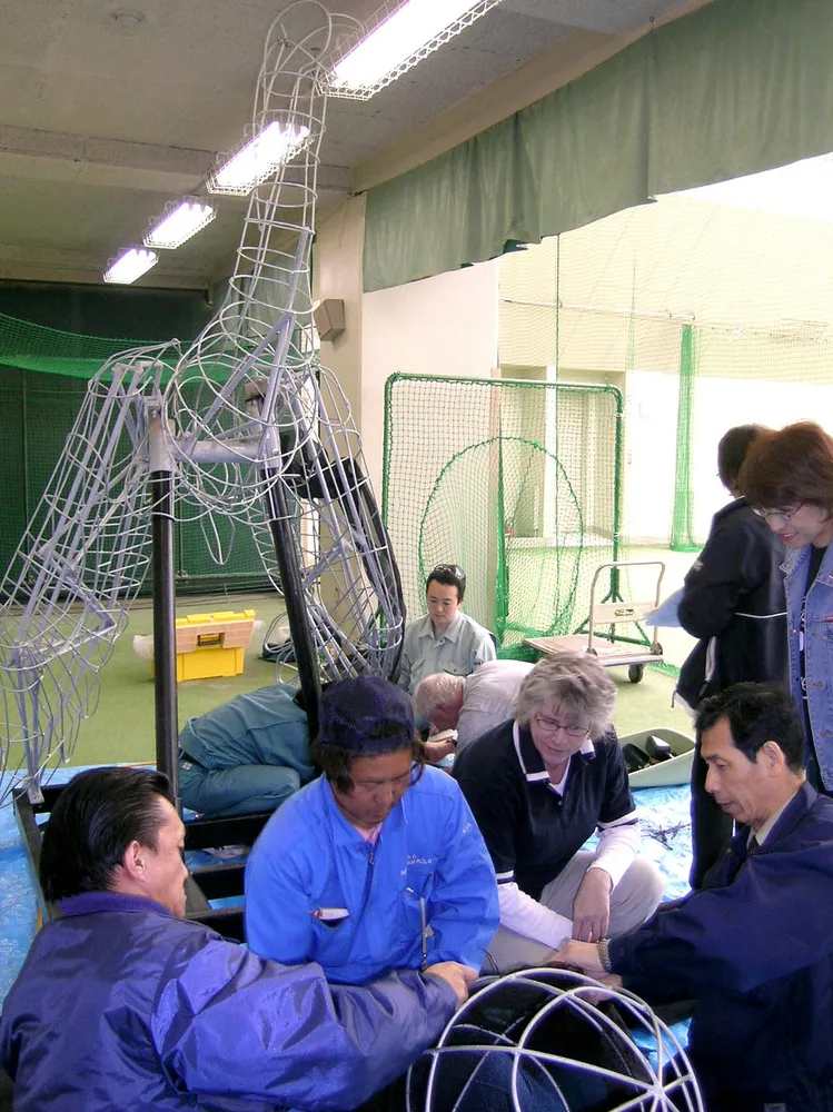 姉妹都市提携40周年を記念してバーナビー市から贈られた「エコ彫刻」を組み立てる釧路市民ら＝2006年5月