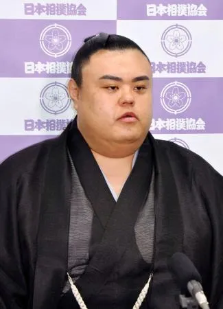 記者会見で心境を語る元幕内英乃海=3日、東京・両国国技館