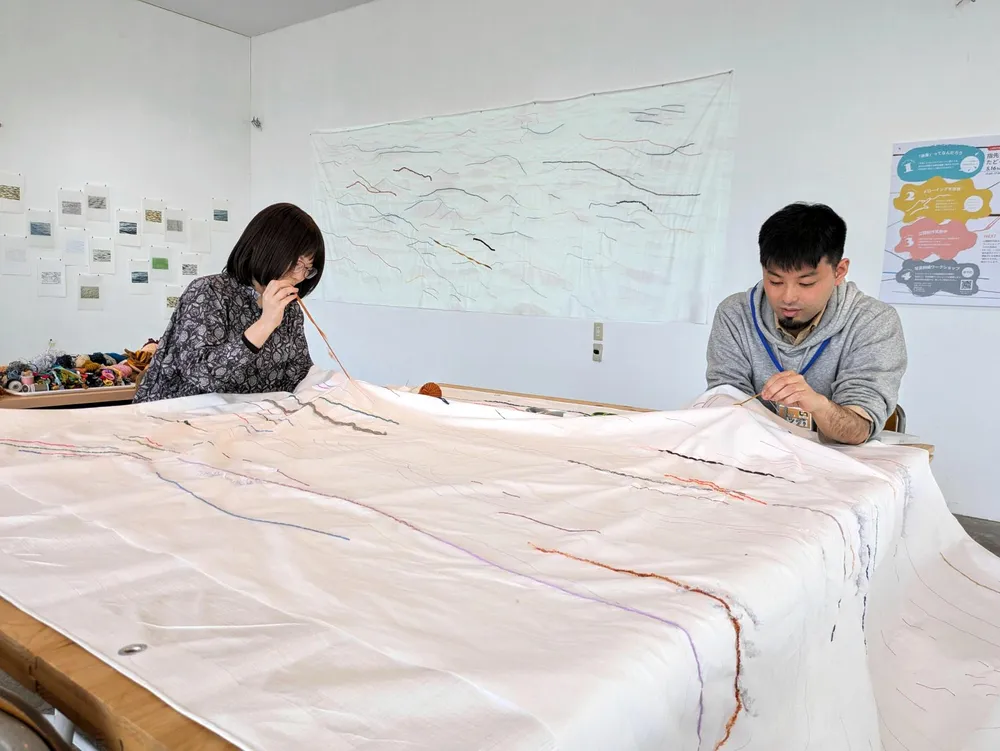 手作業で布に刺しゅう 岩見沢で公開制作 岩教大卒業生・桑迫さん、6月3