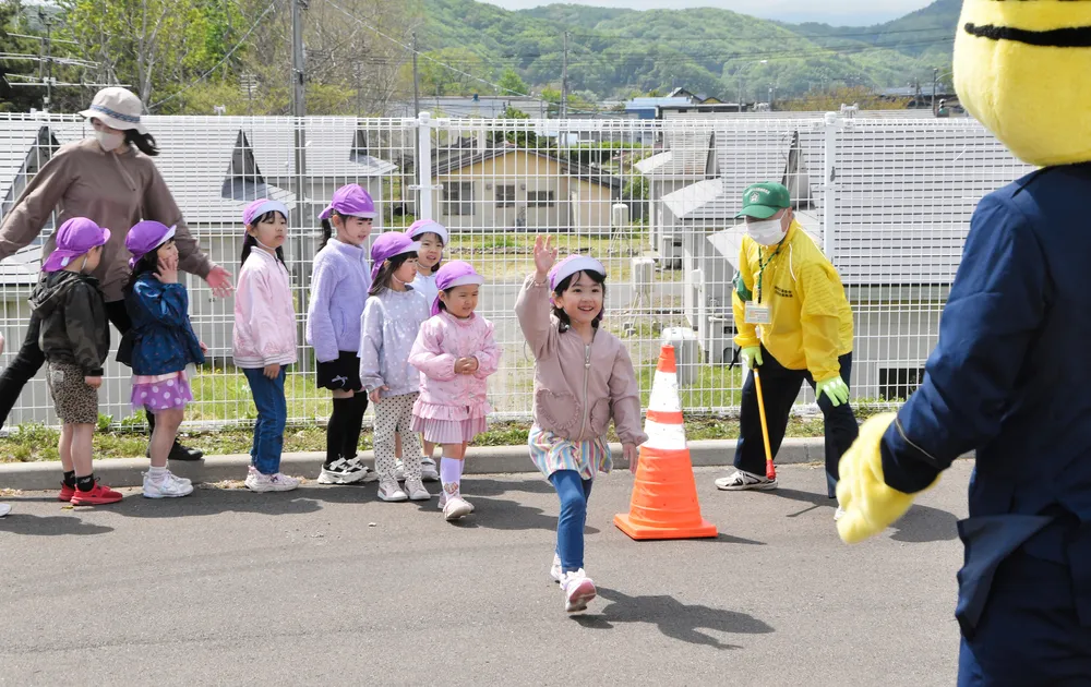 横断歩道の渡り方を練習する園児たち