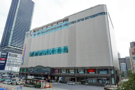 日本で一番高層階に位置するマクドナルドの店舗が入る百貨店=4月、広島市南区