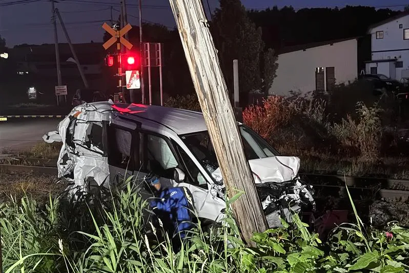 遮断機知らず侵入か　上富良野で列車とレンタカー衝突　中国籍男性が運転