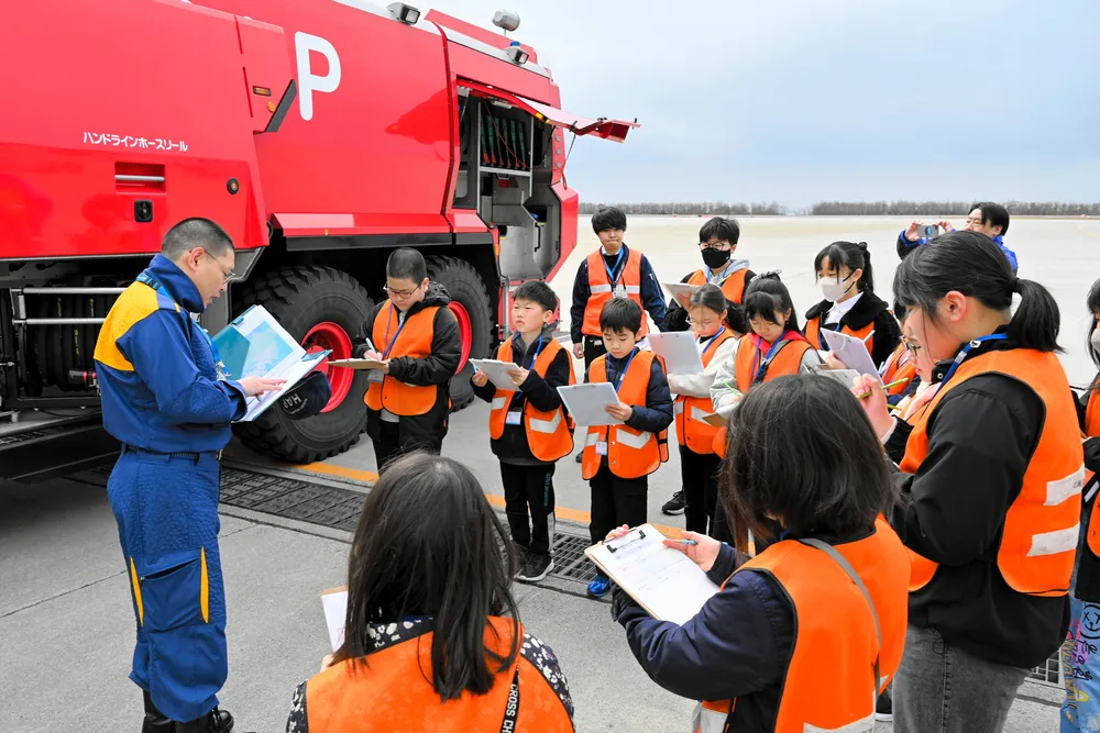 空港の仕事、真剣にメモ　函館で小学生が新聞作り