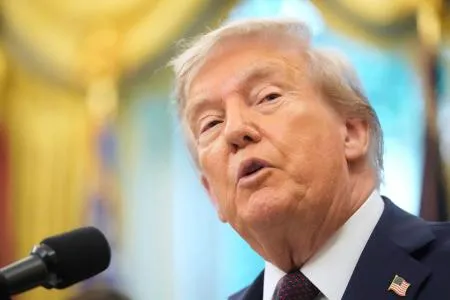 宇宙統合軍司令部の移転に関して話すトランプ米大統領=2日、ワシントンのホワイトハウス（AP=共同）