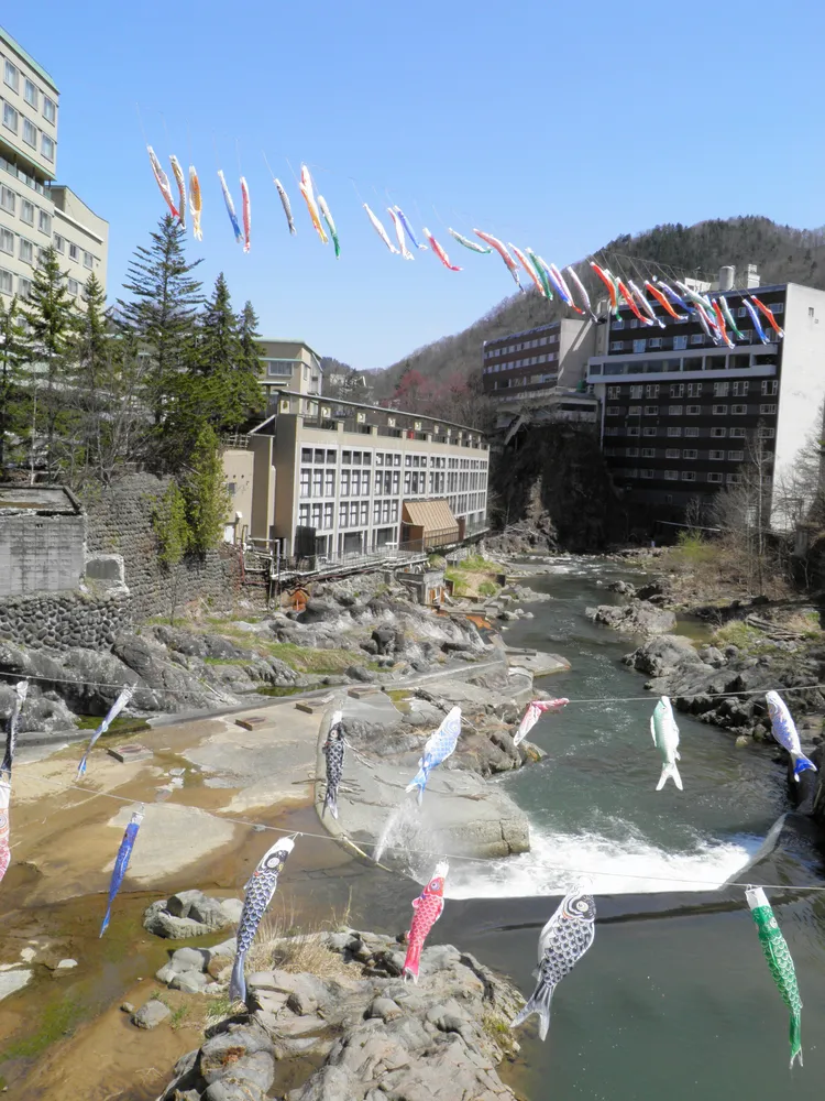 山に川にそよそよ泳ぐ～こどもの日に向け札幌市内にこいのぼり