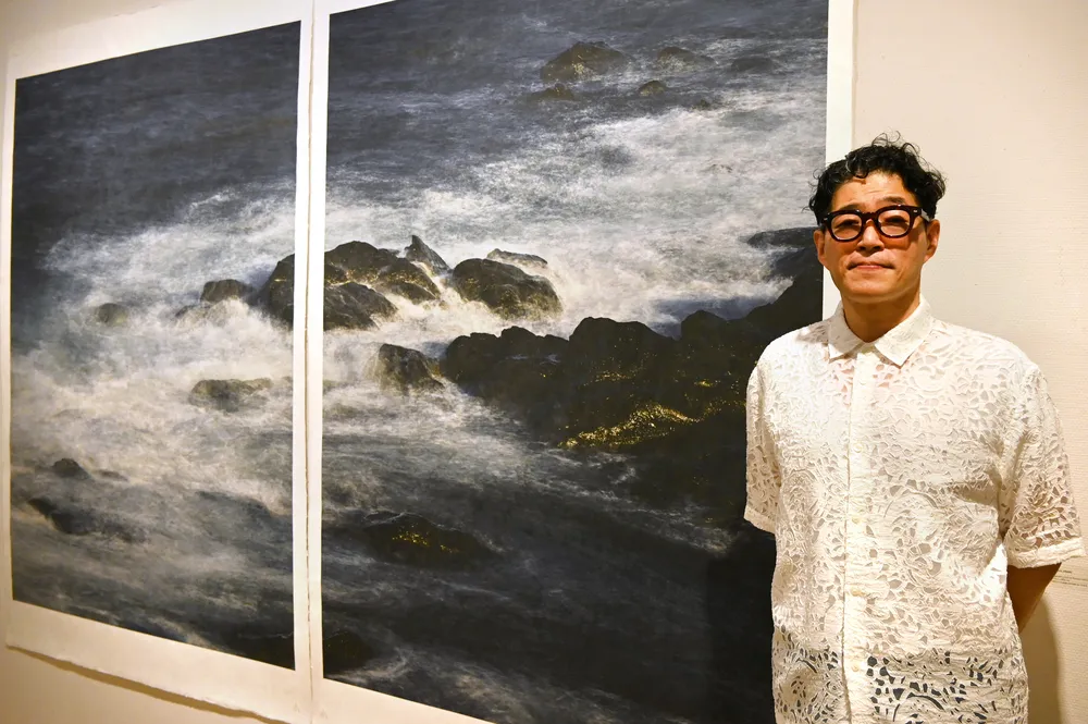 韓国の加波島で撮影した写真の個展を開いたハンさん