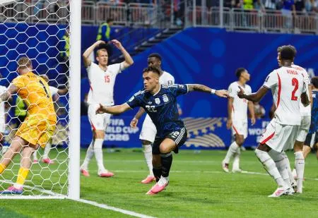 決勝ゴールを決めて走り出すラウタロ・マルティネス