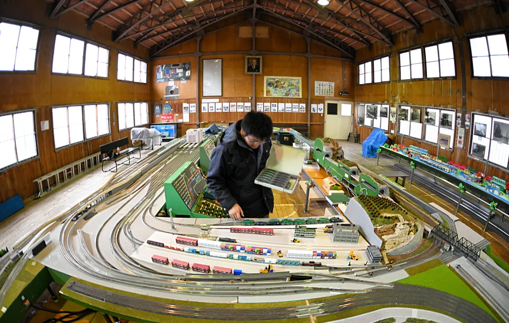 廃校体育館は巨大ターミナル 鉄道ジオラマ一面に 音更で5、6日