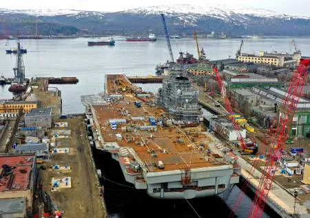 ロシア北西部ムルマンスクの造船所で改修中の空母「アドミラル・クズネツォフ」=2022年5月（タス=共同）
