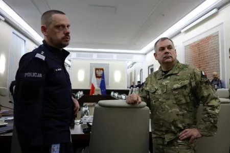 10日、ロシアによる領空侵犯を受けて開かれたポーランド政府の会合に出席する軍幹部ら=ワルシャワ（ロイター=共同）