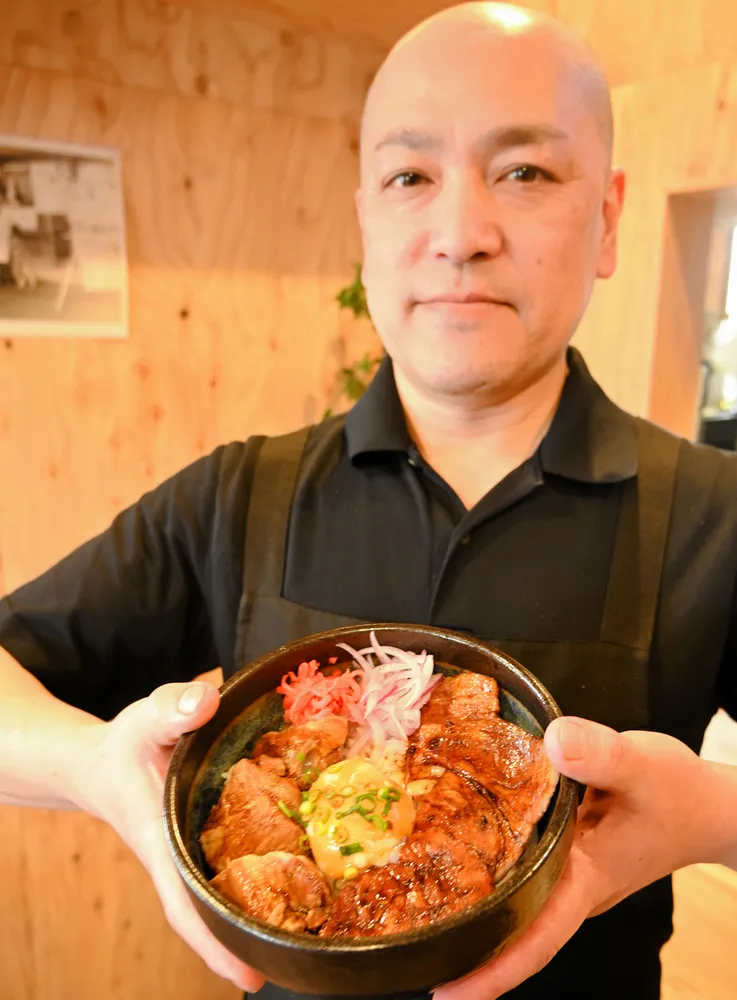 まご丼 ウチ推し＞自慢の肉 おいしく食べて あいがけ丼＝肉のもろはし 豚丼