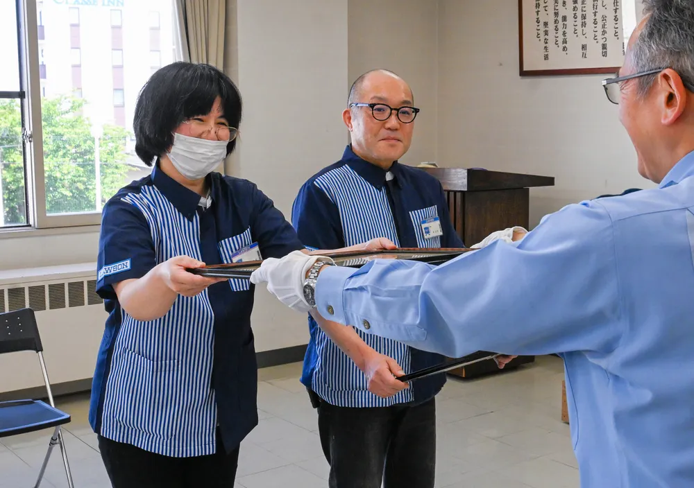 詐欺防止 木古内のコンビニ店長らに感謝状：北海道新聞デジタル