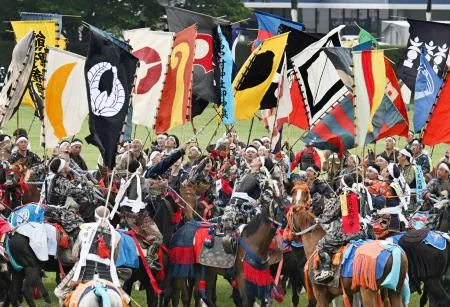 甲冑まとい騎馬武者疾走、福島 「相馬野馬追」見せ場、観客熱狂