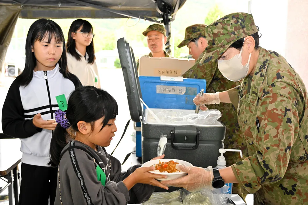 地域ぐるみで災害対策 遠軽・白滝小中合同防災教室 救助器具見学