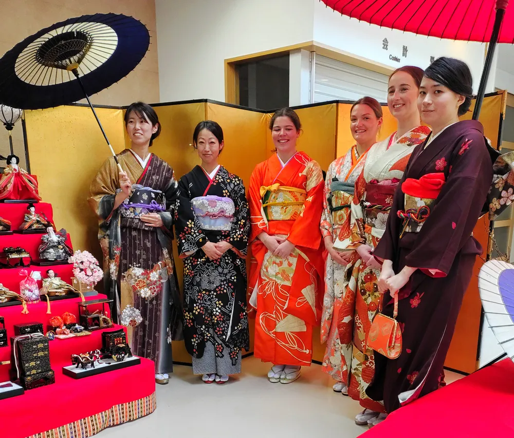 外国人が楽しむ生け花体験