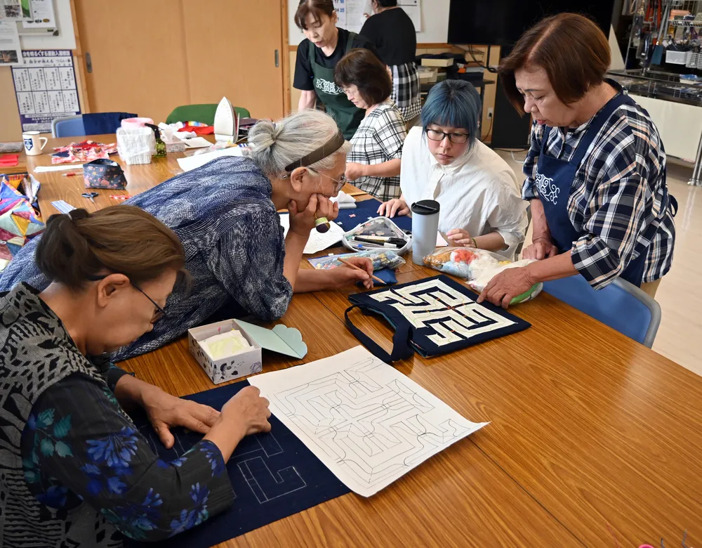 アイヌ文様入りトートバッグ作りに挑戦 白糠で講座始まる：北海道新聞