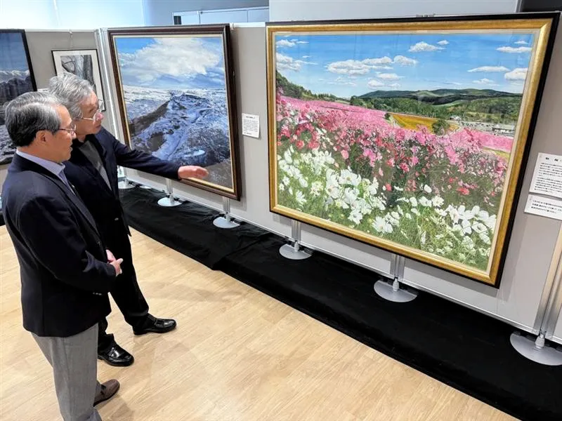 湧別の水彩画家伊藤英二さん 遠軽コスモス園描いた大作を初披露 メトロ
