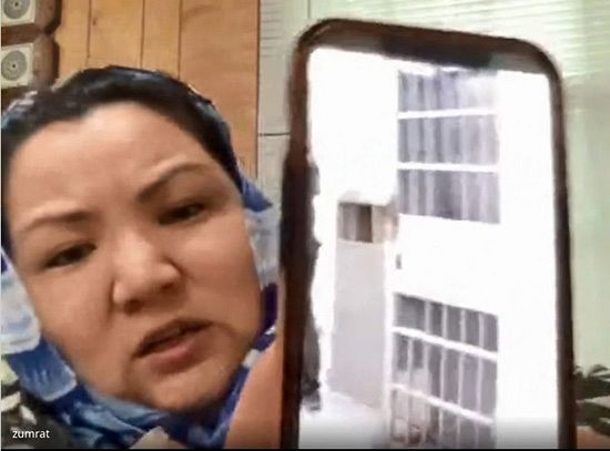 欧米で報じられた収容所の写真を見せて「私の送られた施設に似ている」と話すズムレット・ダウトさん