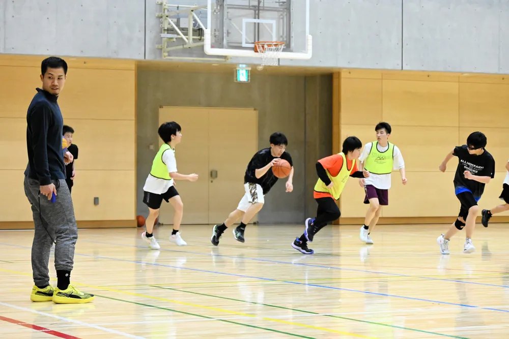 SLDIが運営するクラスで練習する中学生。北海道教育大岩見沢校の教授やプロ選手が指導する