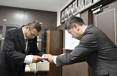 6月、香川県東かがわ市議会に申し入れを行う上村一郎市長。左は山口大輔副議長=香川県東かがわ市