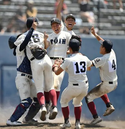 甲子園出場を決め、喜ぶ大阪桐蔭ナイン=大阪シティ信金スタ