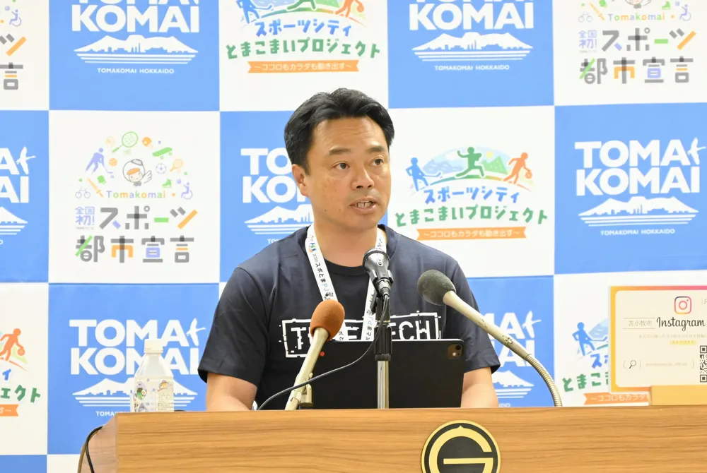 記者会見でメガソーラー事業者の撤退を表明する苫小牧市の金沢俊市長