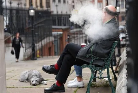 ロンドンで電子たばこを吸う人=1日（ロイター=共同）