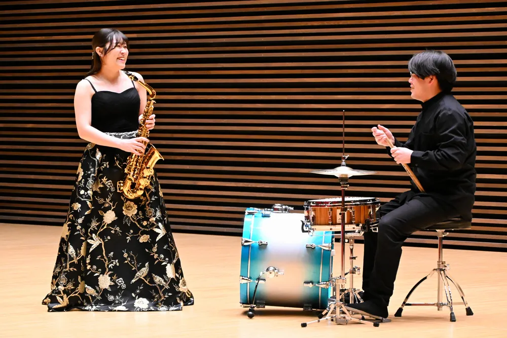 坂下潤紀さん(右）とともにリサイタルの準備を進める外川莉緒さん