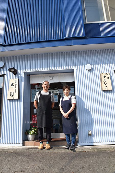 ＪＲ桑園駅近くで女性専用下宿を営む桜田さん夫婦。飲食店の２、３階に下宿生が住む