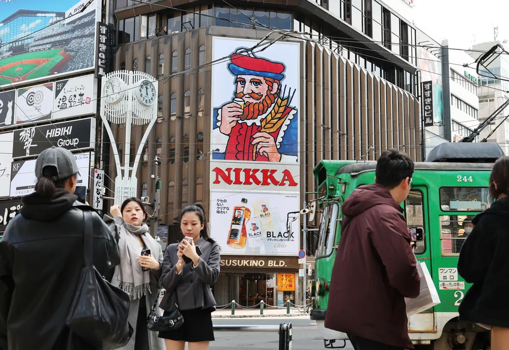 札幌ススキノのニッカ看板13年ぶり刷新 「ヒゲのおじさん」実は5代目