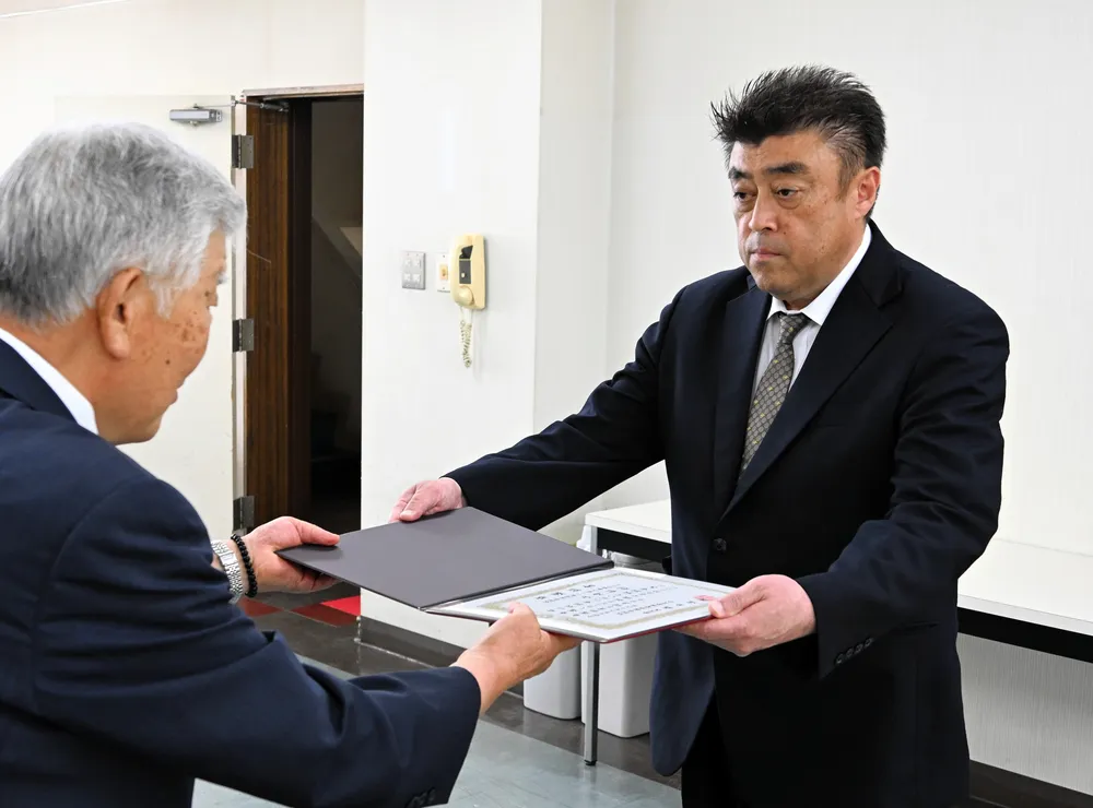 市長選の当選証書を受け取る山崎彰則氏（右）